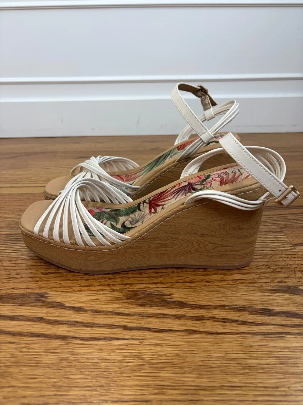 NWOB b.ø.c. Catalina White Wedge Sandals (10)